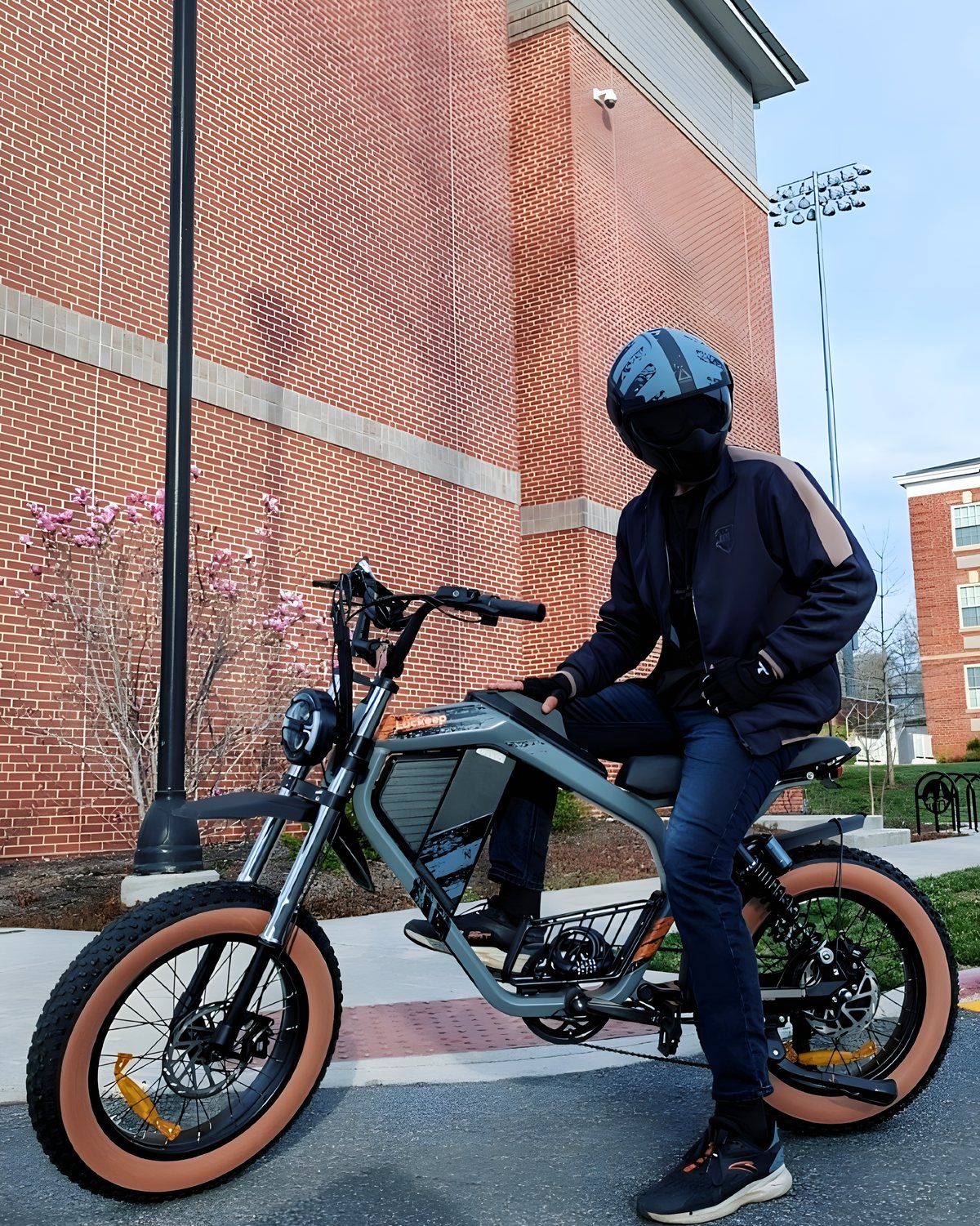 Cycliste en ville sur un vélo électrique style moped